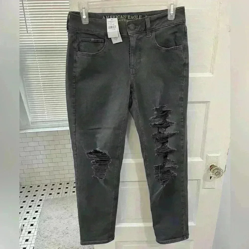 NWT American Eagle dark grey ripped tomgirl stretchy jeans size 2 short - Picture 1 of 10